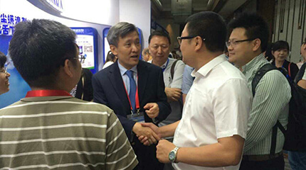 2016年9月全国变态反应会张罗来到博天堂918展台与总监握手